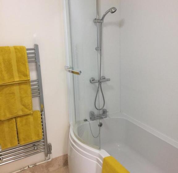 Town Centre Apartment Perfect Location With On Street Parking