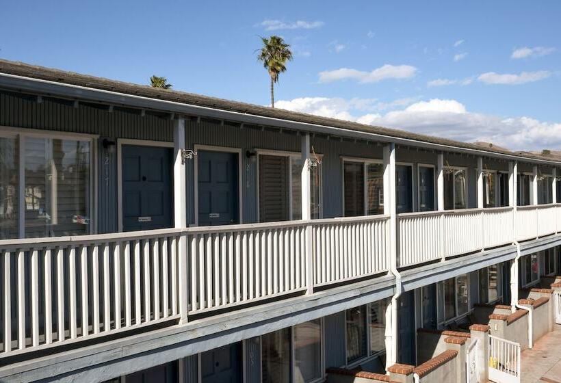 모텔 The Shores Inn