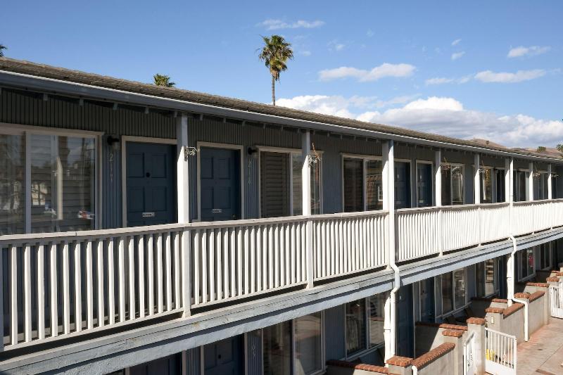 모텔 The Shores Inn