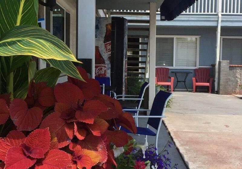 모텔 The Shores Inn