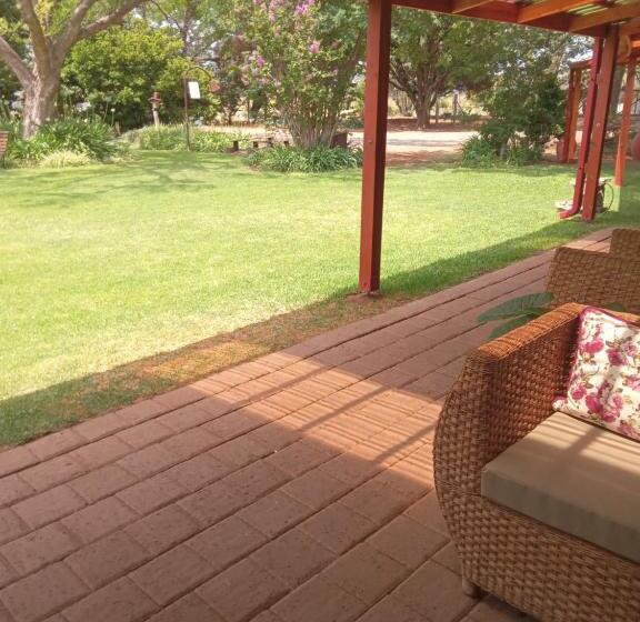 펜션 A Cherry Lane Self Catering And B&b