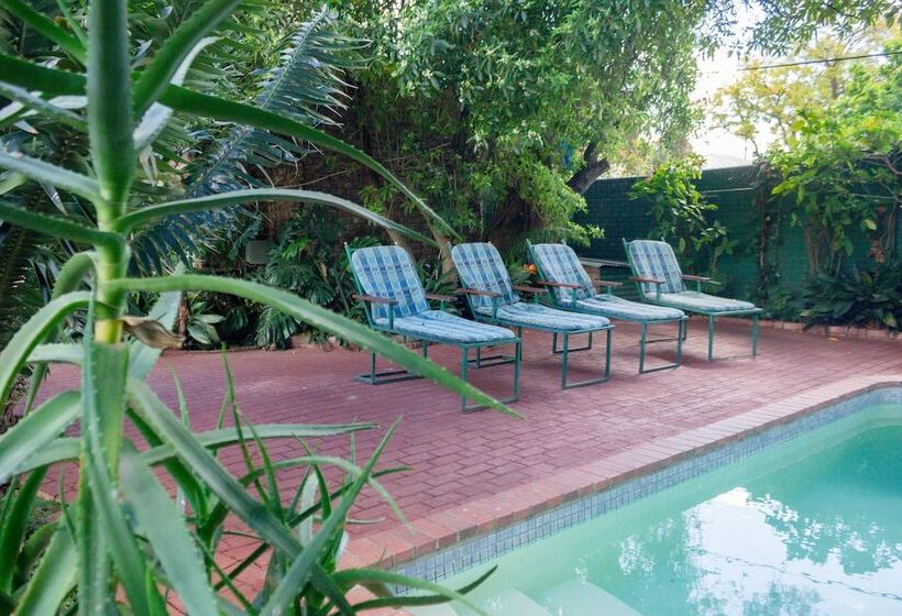 پانسیون Adley House