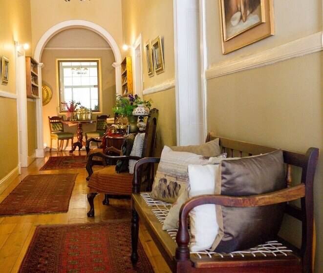 پانسیون Adley House