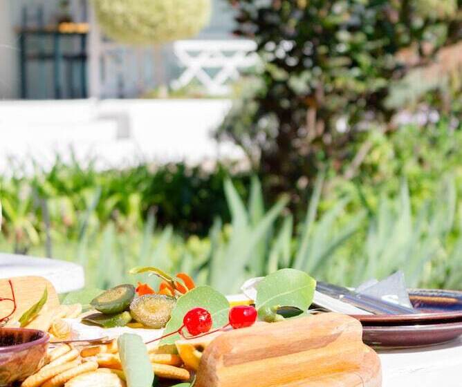 پانسیون Adley House