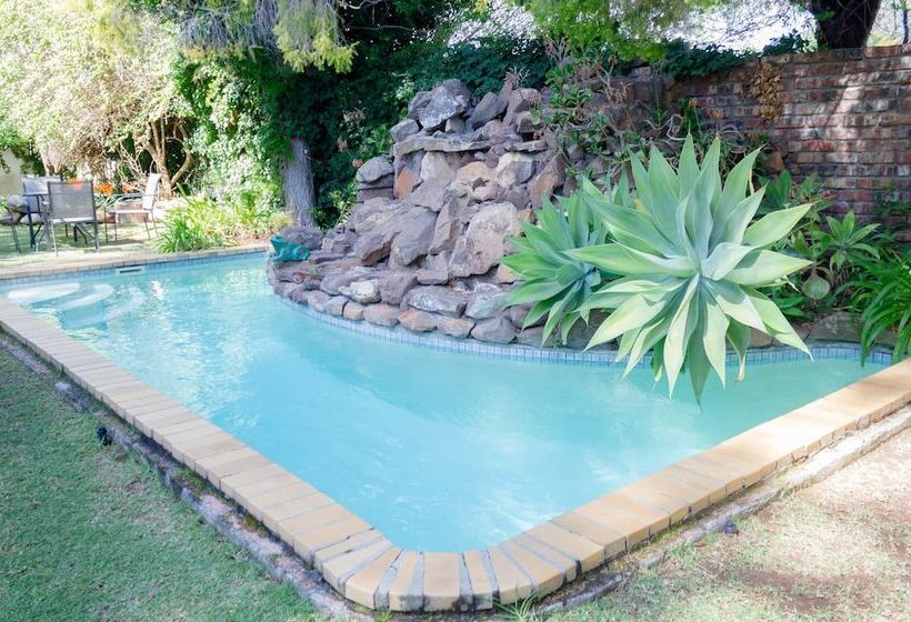 پانسیون Adley House