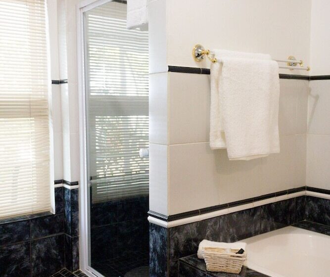 پانسیون Adley House