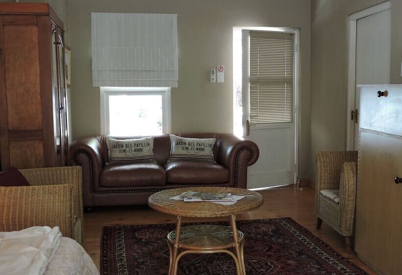 پانسیون Adley House