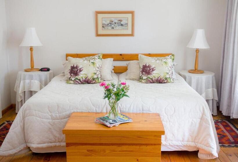 پانسیون Adley House