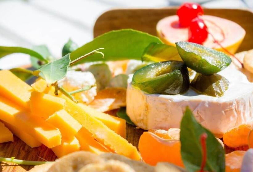 پانسیون Adley House