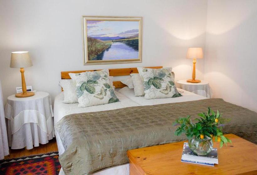 پانسیون Adley House