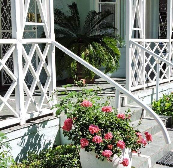 پانسیون Adley House