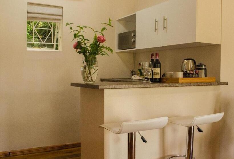 پانسیون Adley House