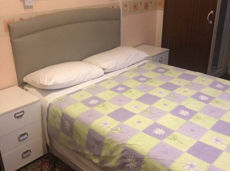 פנסיון Brooklands Over 50 S Only