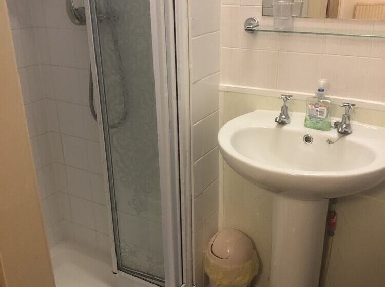 פנסיון Brooklands Over 50 S Only