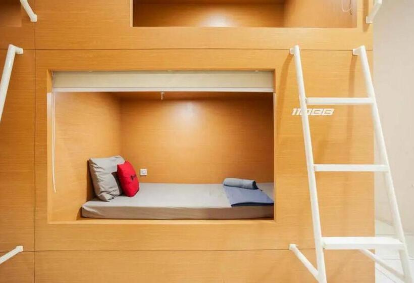 Пансион Reddoorz Hostel Near Taman Puring