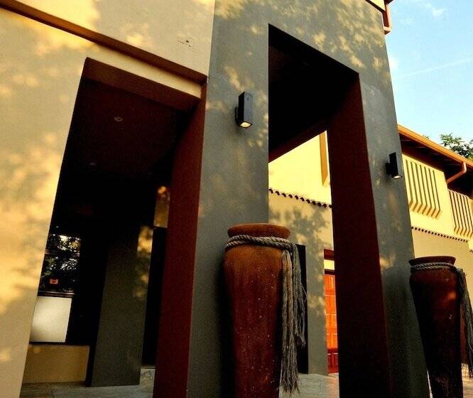 פנסיון Sunset Manor Guest House