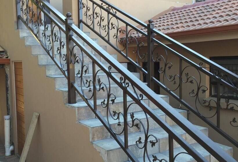 פנסיון Sunset Manor Guest House