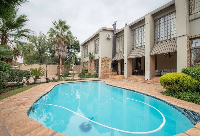 פנסיון Sunset Manor Guest House