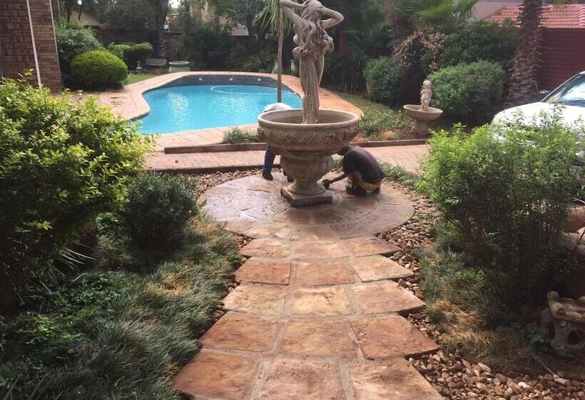 פנסיון Sunset Manor Guest House