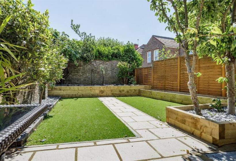 Stopover At Orchard Garden Apartment With Great Outdoor Space