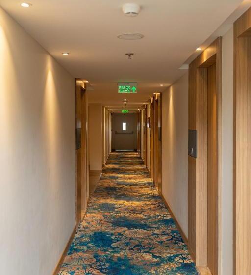 ホテル Golden Tulip Bhopal