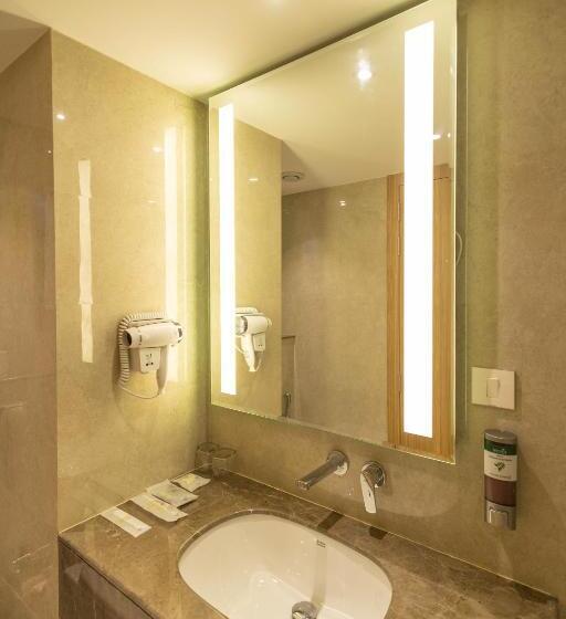 ホテル Golden Tulip Bhopal