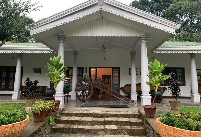 פנסיון Cranford Railway Retreat