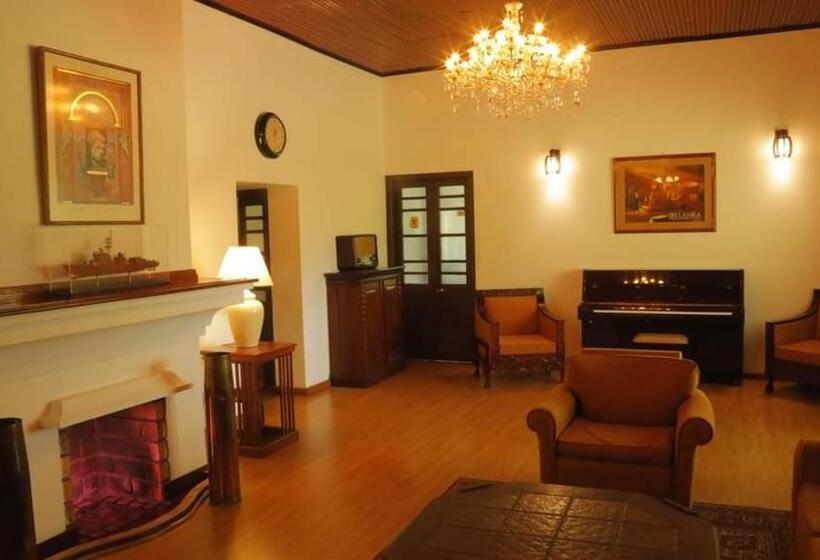 פנסיון Cranford Railway Retreat