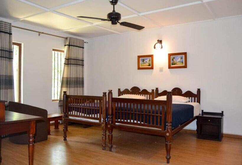 פנסיון Cranford Railway Retreat