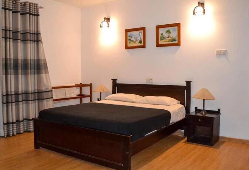 פנסיון Cranford Railway Retreat