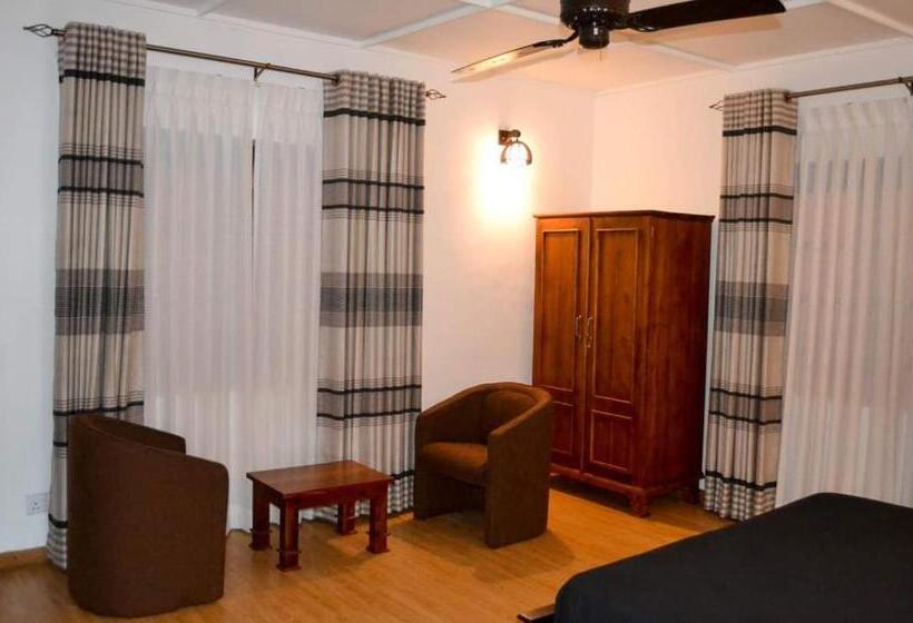 פנסיון Cranford Railway Retreat