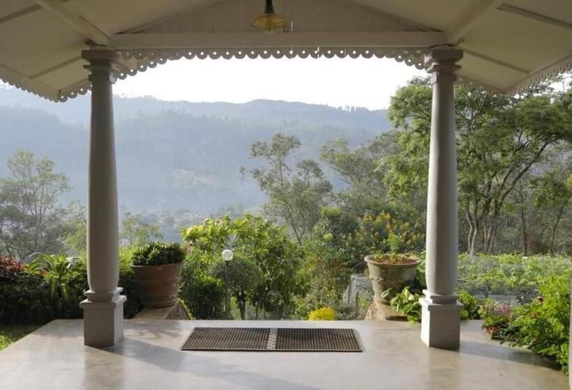 פנסיון Cranford Railway Retreat