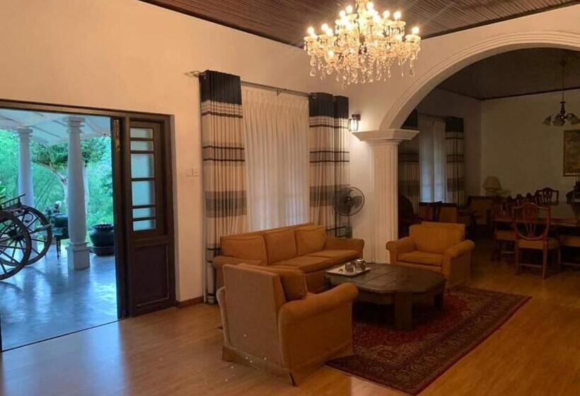 פנסיון Cranford Railway Retreat