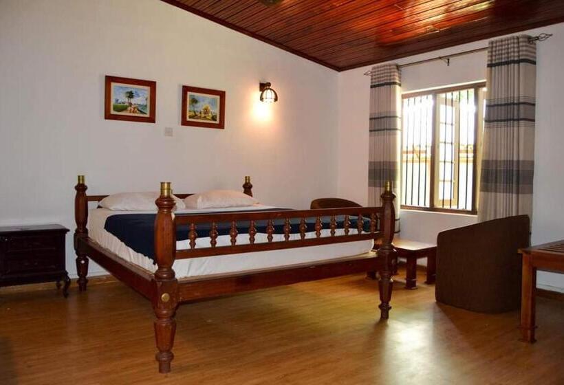 פנסיון Cranford Railway Retreat