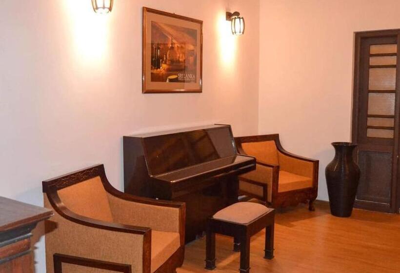 פנסיון Cranford Railway Retreat