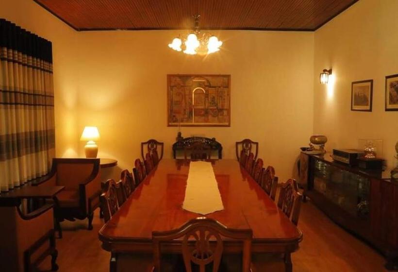 פנסיון Cranford Railway Retreat