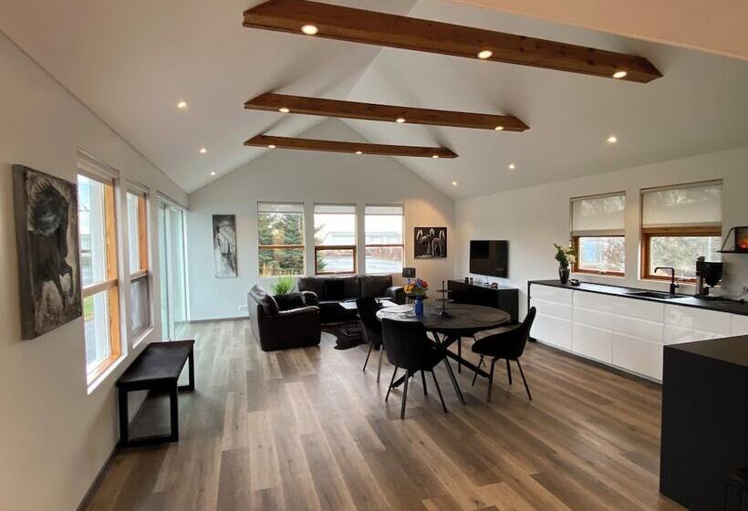 پانسیون Laugavellir Tower Suite