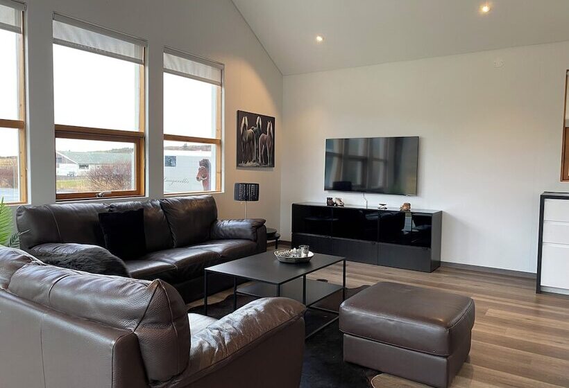 پانسیون Laugavellir Tower Suite