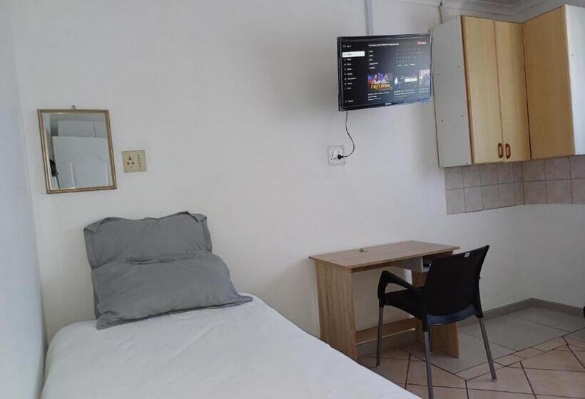 بنسيون Ojong S Guesthouse Kraaifontein   Eikendel