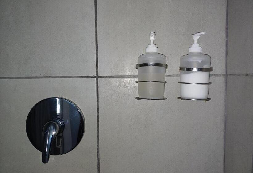 بنسيون Ojong S Guesthouse Kraaifontein   Eikendel