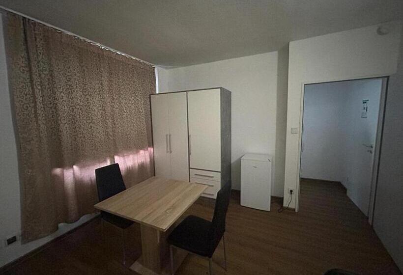 ホテル Hostel Bahnhof