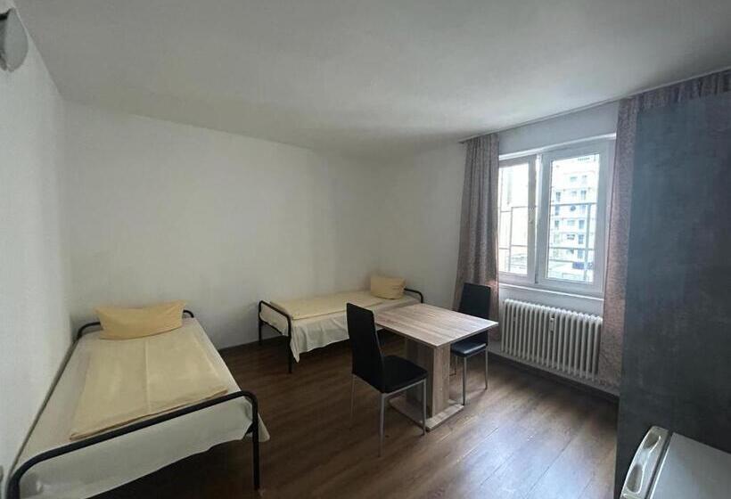 ホテル Hostel Bahnhof