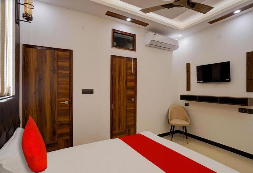 Hotel Oyo Flagship Charm Wood Exotica