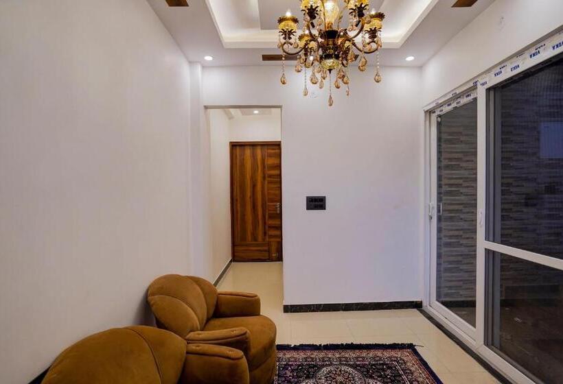 Hotel Oyo Flagship Charm Wood Exotica