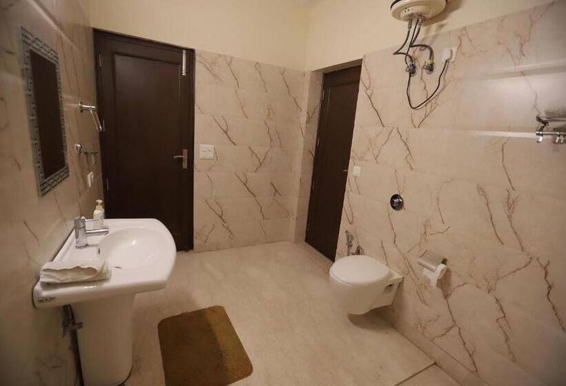 ホテル Panickers Residency   Ajmal Khan Market Near Karol Bagh Metro