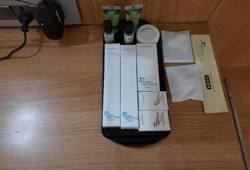 ホテル Panickers Residency   Ajmal Khan Market Near Karol Bagh Metro