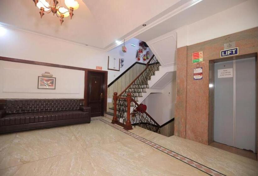 ホテル Panickers Residency   Ajmal Khan Market Near Karol Bagh Metro