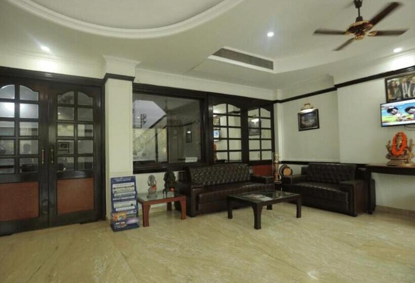 ホテル Panickers Residency   Ajmal Khan Market Near Karol Bagh Metro