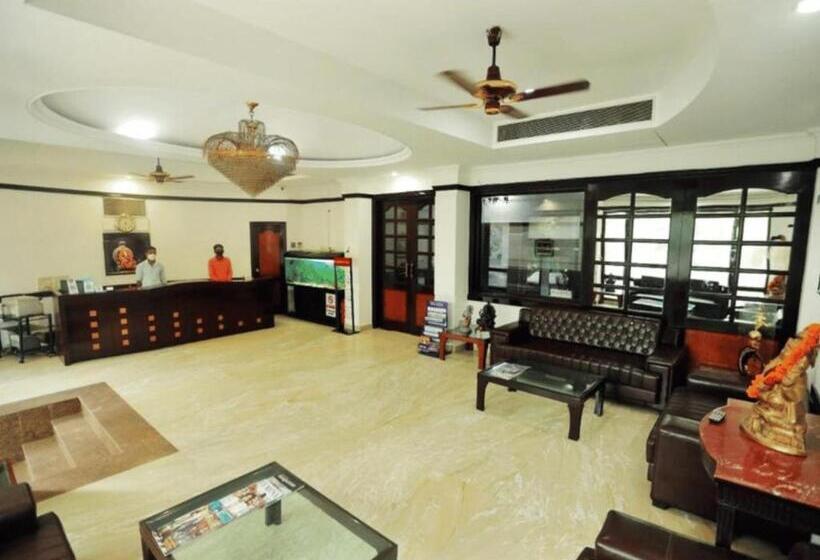 ホテル Panickers Residency   Ajmal Khan Market Near Karol Bagh Metro