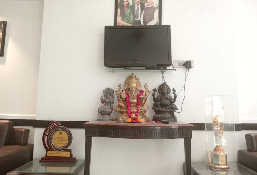 ホテル Panickers Residency   Ajmal Khan Market Near Karol Bagh Metro